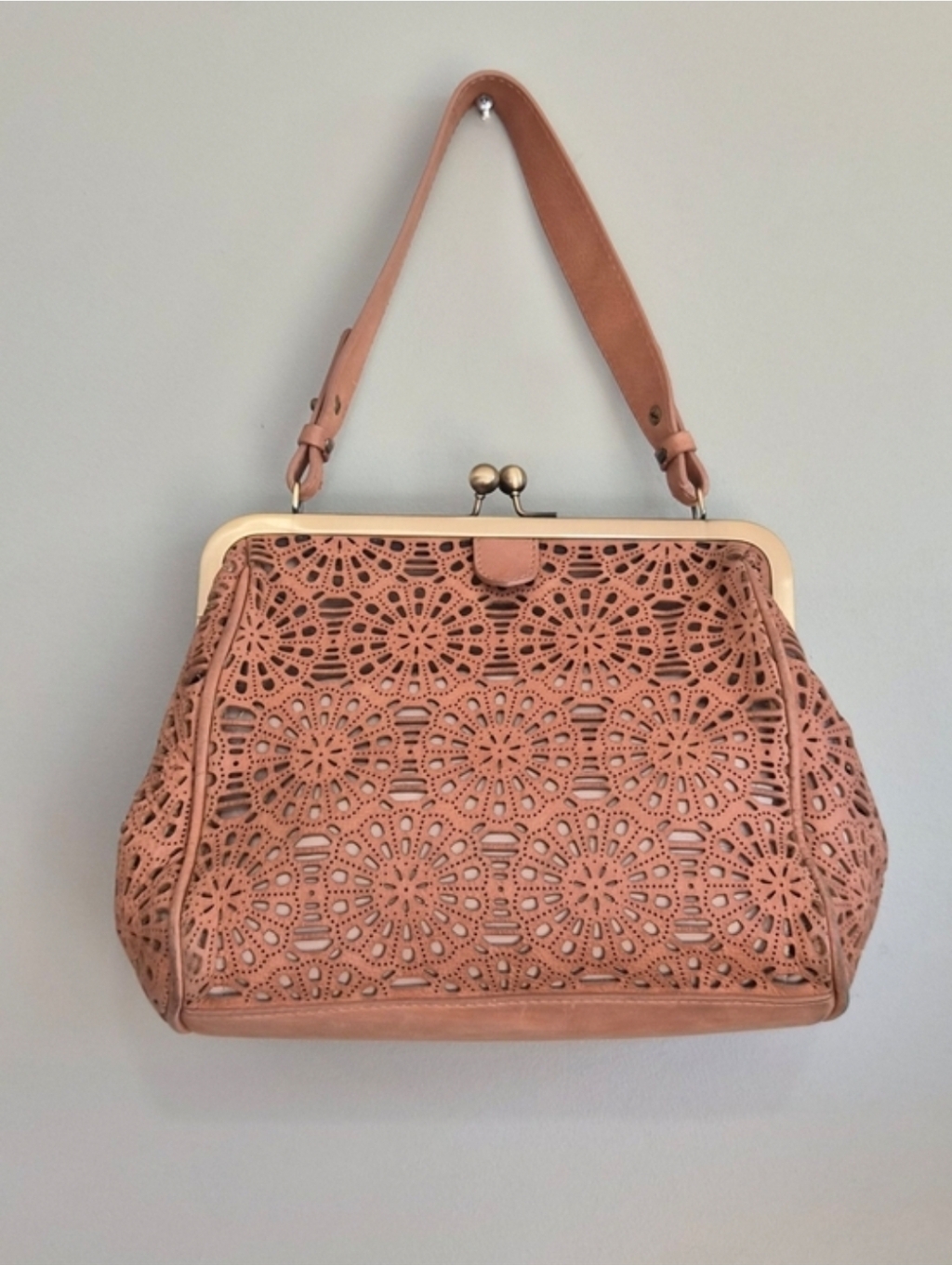 Sundance Leather Kisslock Framed Lasercut Lined Handbag Made In Italy
